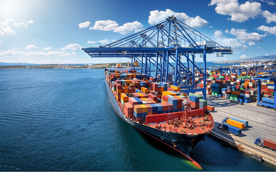 船で輸送する様子